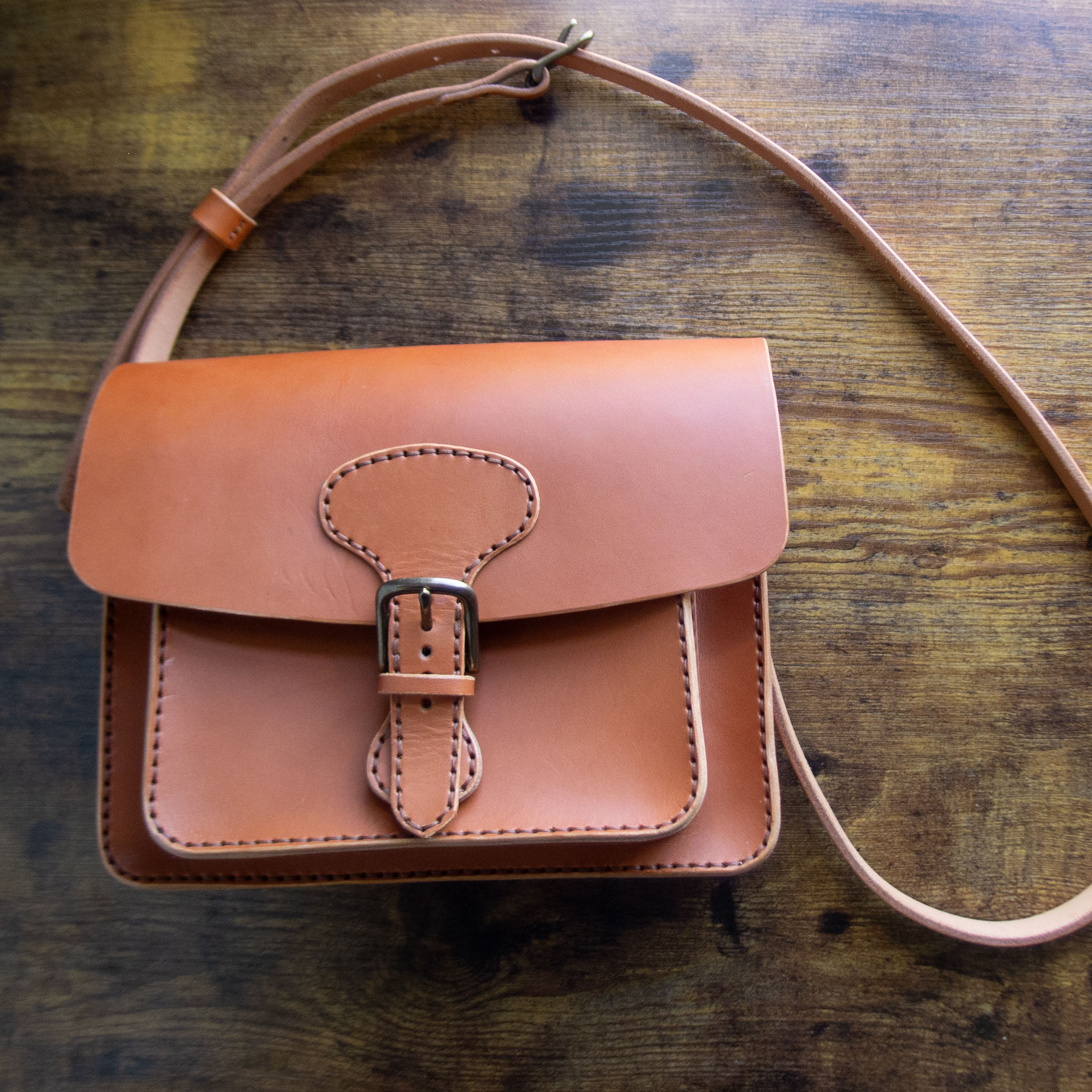 What Makes Handcrafted Leather Bags So Special? Quality, Style, and Sustainability 1 P4060453